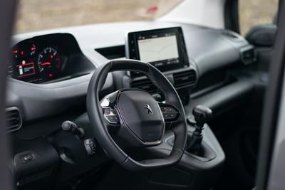 Peugeot Partner  - interiér