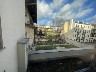 Pokoj hotelu - výhled do vnitrobloku
