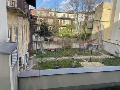 Pokoj hotelu - výhled do vnitrobloku