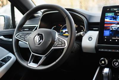 Renault Clio E-Tech - interiér