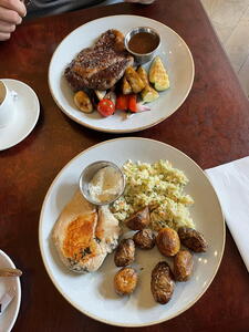 restaurace Awiw - hovězí steak s grilovanou zeleninou a kuřecí prso Supreme s Coleslaw salátem