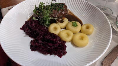 Restaurace Przy Kominie – konfitovaná kachna s knedlíčky a červeným zelím