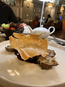 Restaurace Szara Gęś - hovězí steak s kontroverzní delikatesou Foie Gras