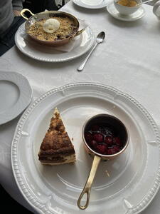 Restaurace Wesele - dezert Cheesecake s třešňovým předlivem a horké švestky s drobenkou a zmrzlinou