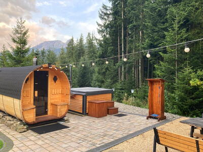Sauna a vířivka se platila zvlášť. 