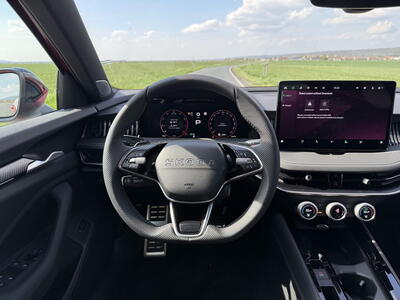 Škoda Superb 1.5 TSI Sportline - interiér
