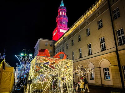 Slavnostně nazdobené centrum Opolí.
