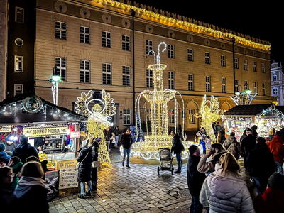 Slavnostně nazdobené centrum.