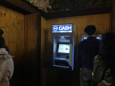 Součástí náměstí byly mobilní bankomaty