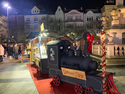 Speciální vagónek s uzenými sýry a klobáskami