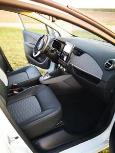Spolujezdec je omezovaný středovým tunelem