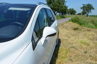 Trčící zrcátka vypadají trochu jako golfové hole