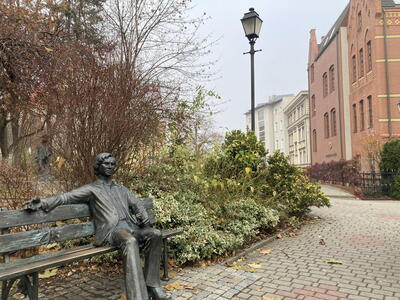 Unikátní prostor před budovou opolské univerzity.