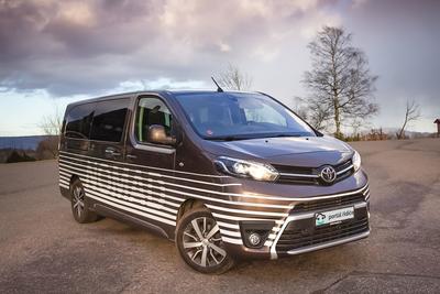 Velká světla a parádní kola dělají tuhle Toyotu poměrně koukatelnou