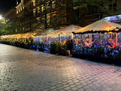 Venkovní zahrádky okolních restaurací