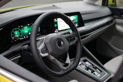Volkswagen Golf 8 - interiér
