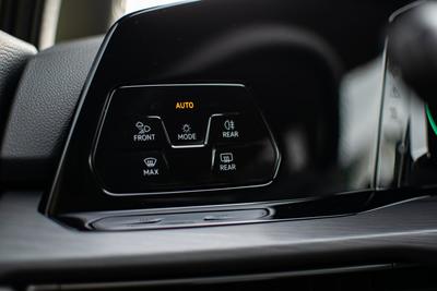 Volkswagen Golf 8 - interiér