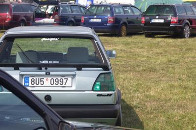 Volkswagen Golf na letišti v Hosíně