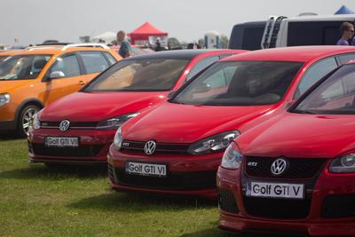 Volkswagen Golf v červené barvě hned v několika provedení