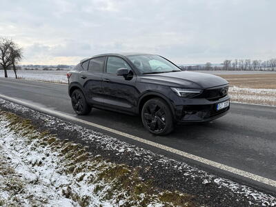 Volvo EC40 Black Edition: Test nejčernějšího auta na trhu
