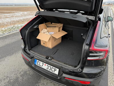 Volvo EC40 Black Edition: Test nejčernějšího auta na trhu