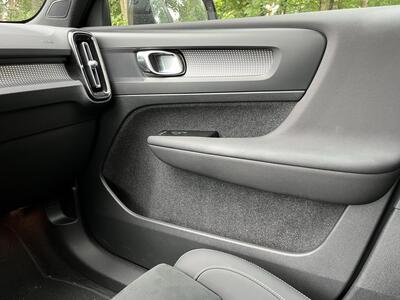 Volvo XC40 Recharge - interiér auta