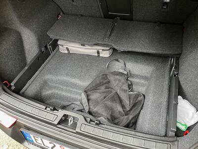 Volvo XC40 Recharge - kufr auta