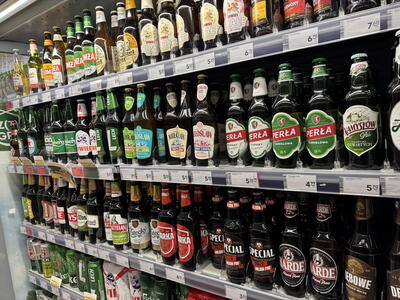 Výběr piva v Polském obchůdku Żabka