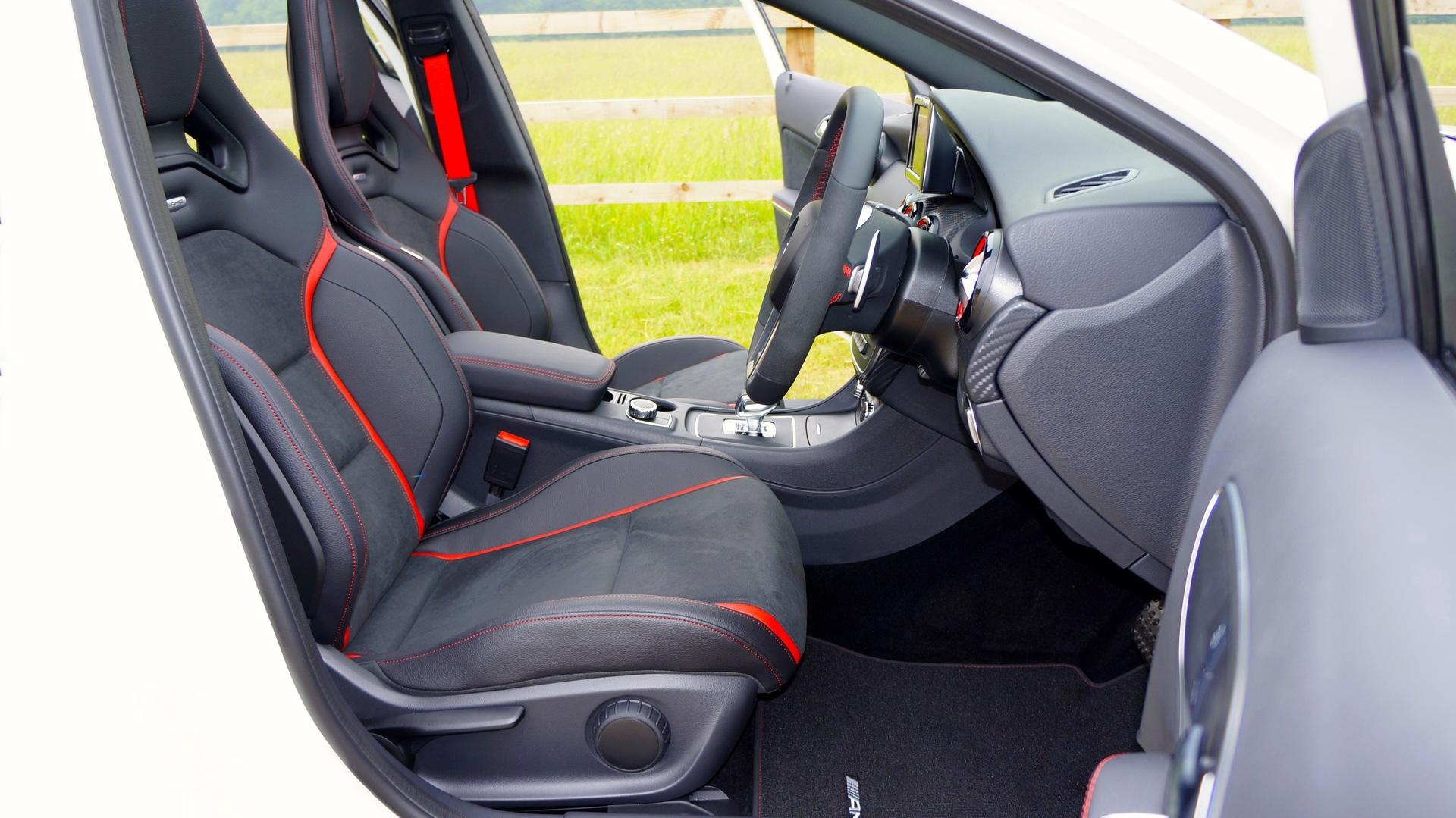 Alcantara v kombinaci s kůží