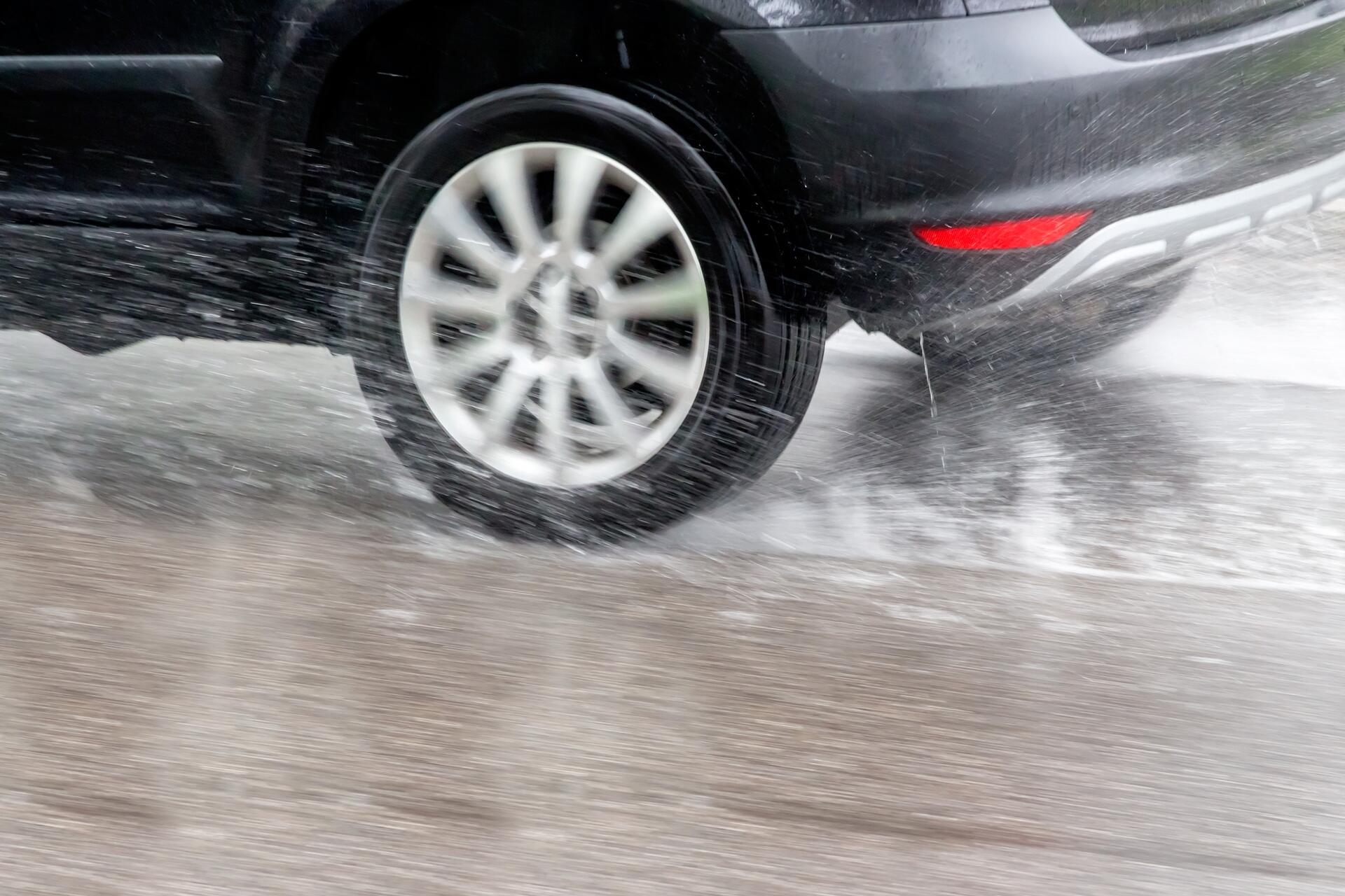 Aquaplaning: Co to je a jak se při něm zachovat