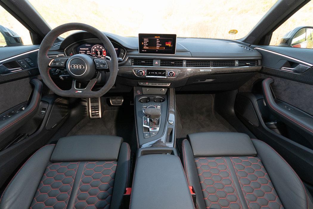 Audi RS 4 Avant interiér