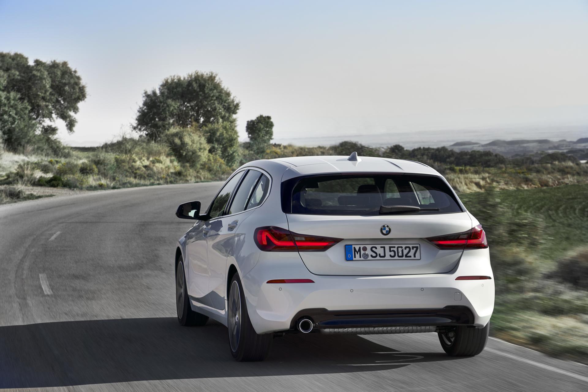 BMW řady 1 v čistě bílé barvě BMW řady 1 v čistě bílé barvě