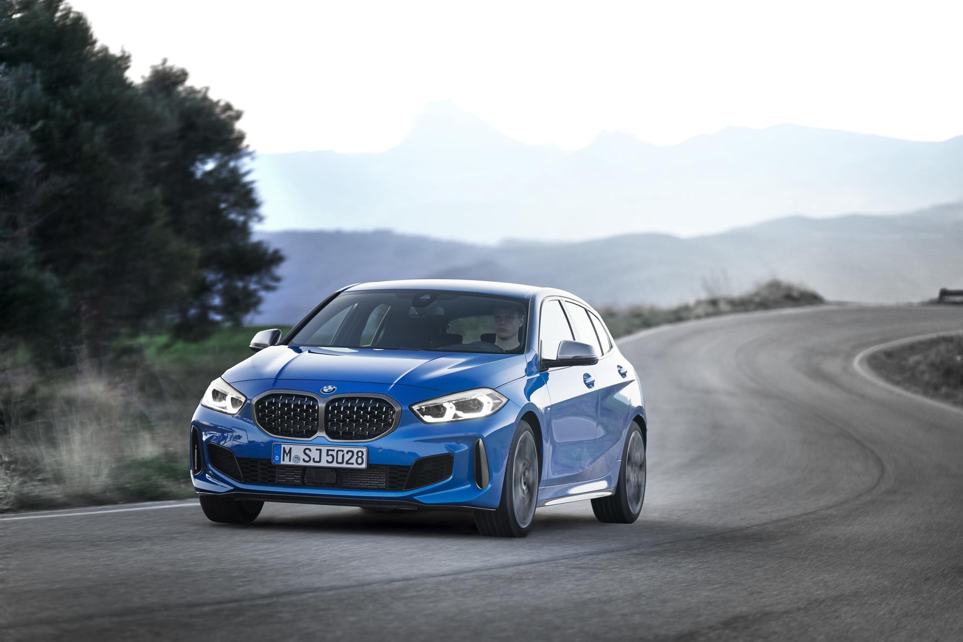 BMW řady 1 v modrém laku BMW řady 1 v modrém laku
