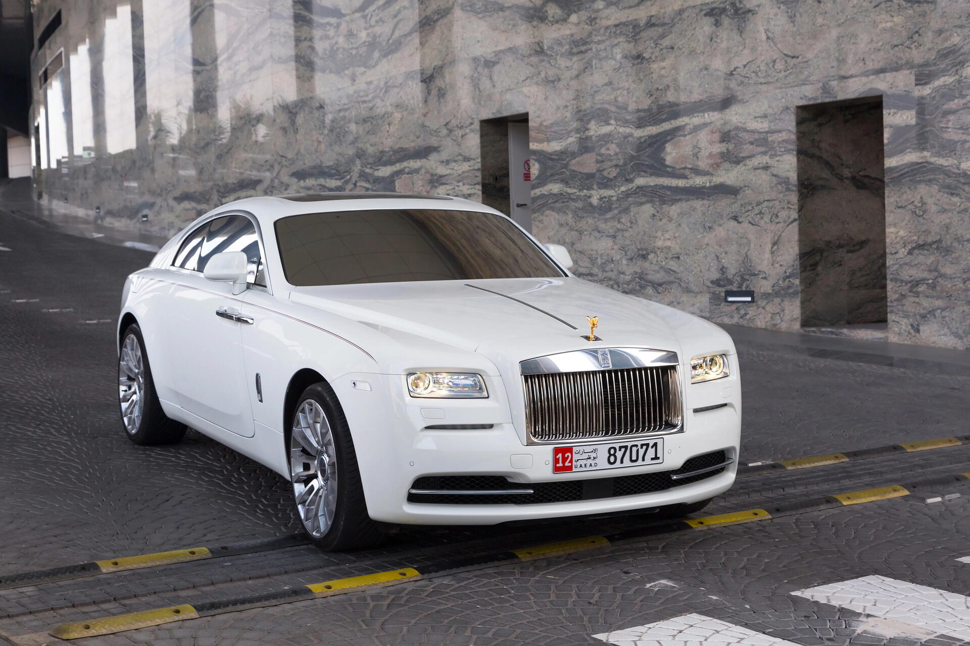 BMW zachránilo majitele Rolls-Royce před velkými výdaji
