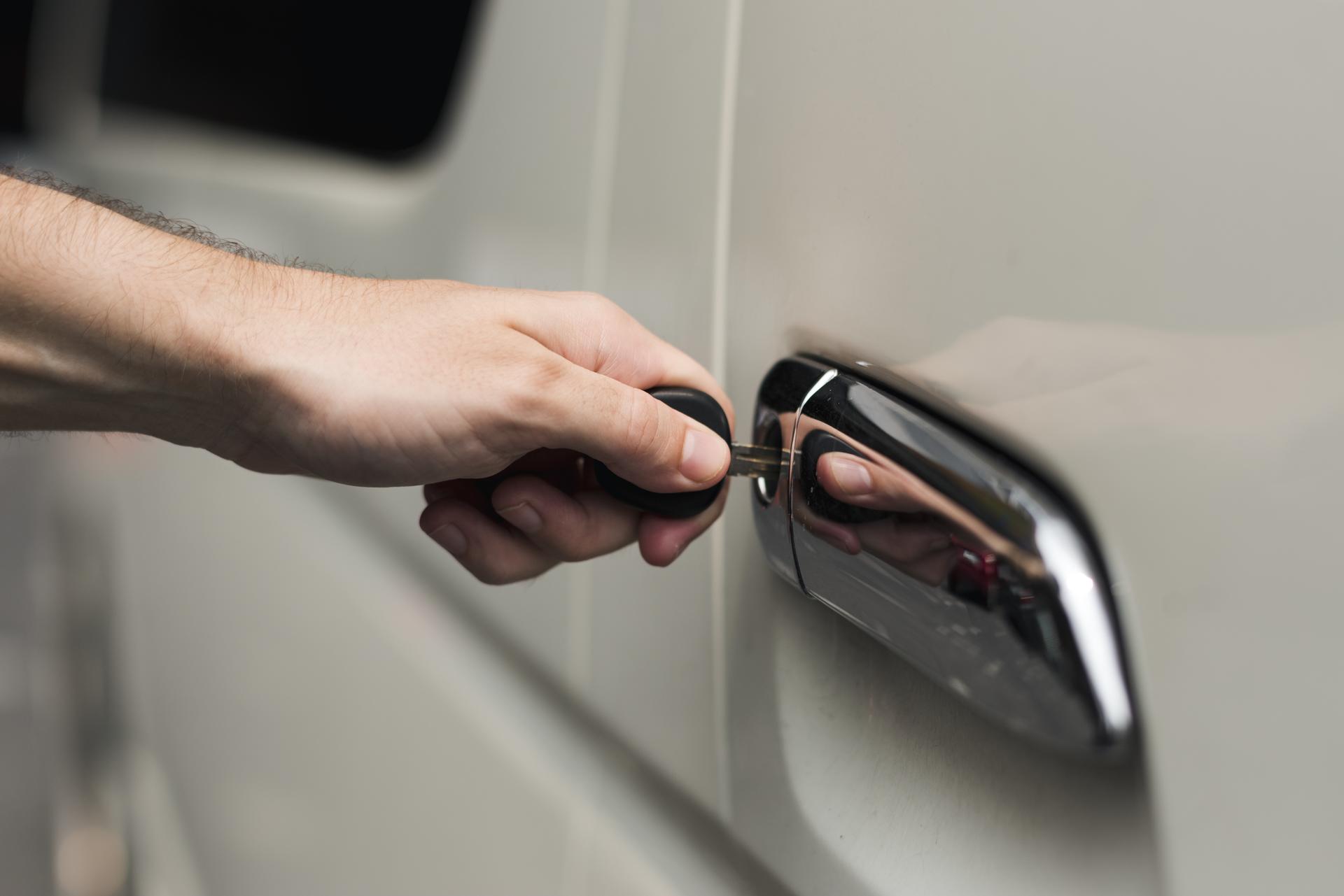 Co dělat při zabouchnutí dveří od vašeho automobilu