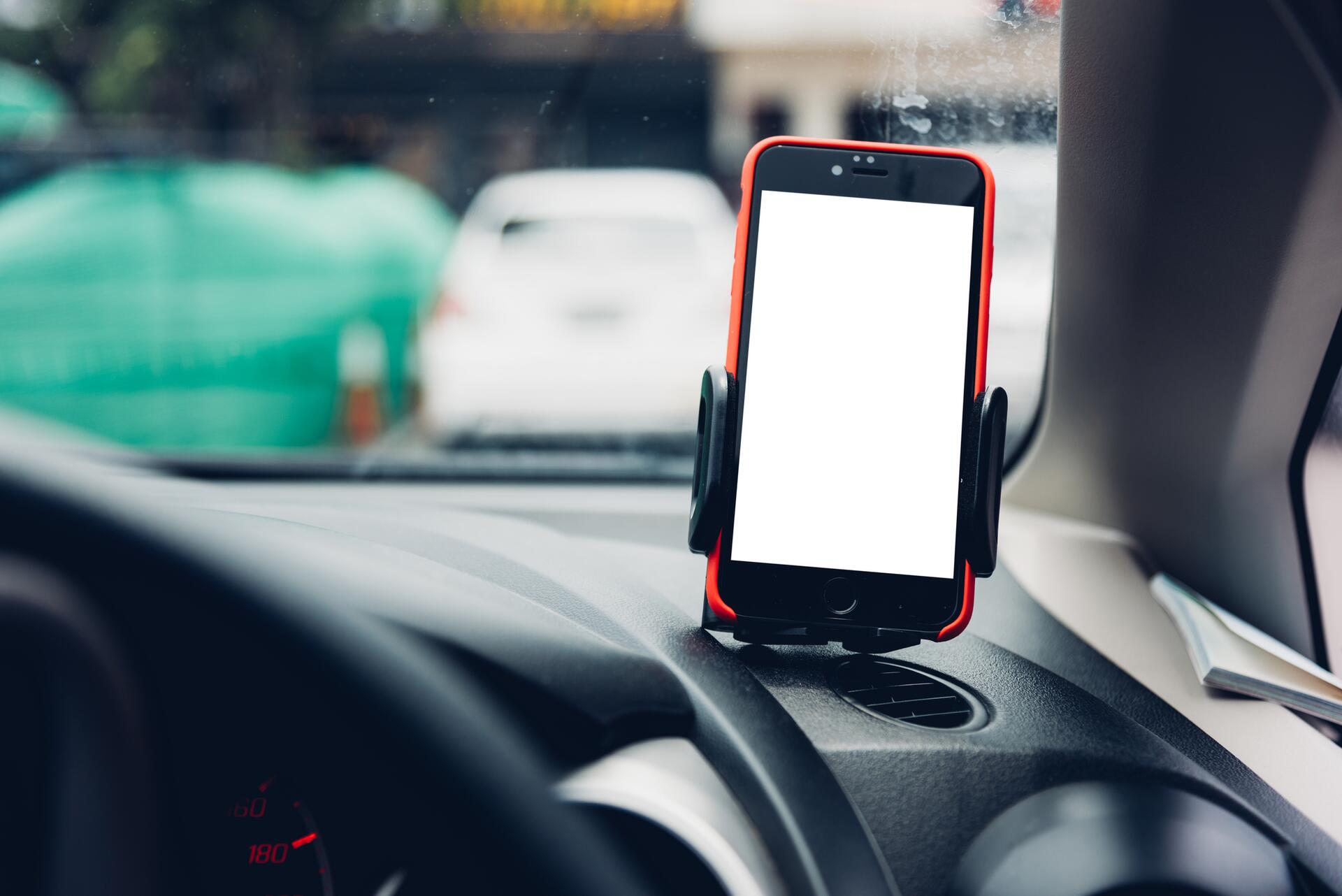 Držák do auta na mobil - jaký se vyplatí koupit?