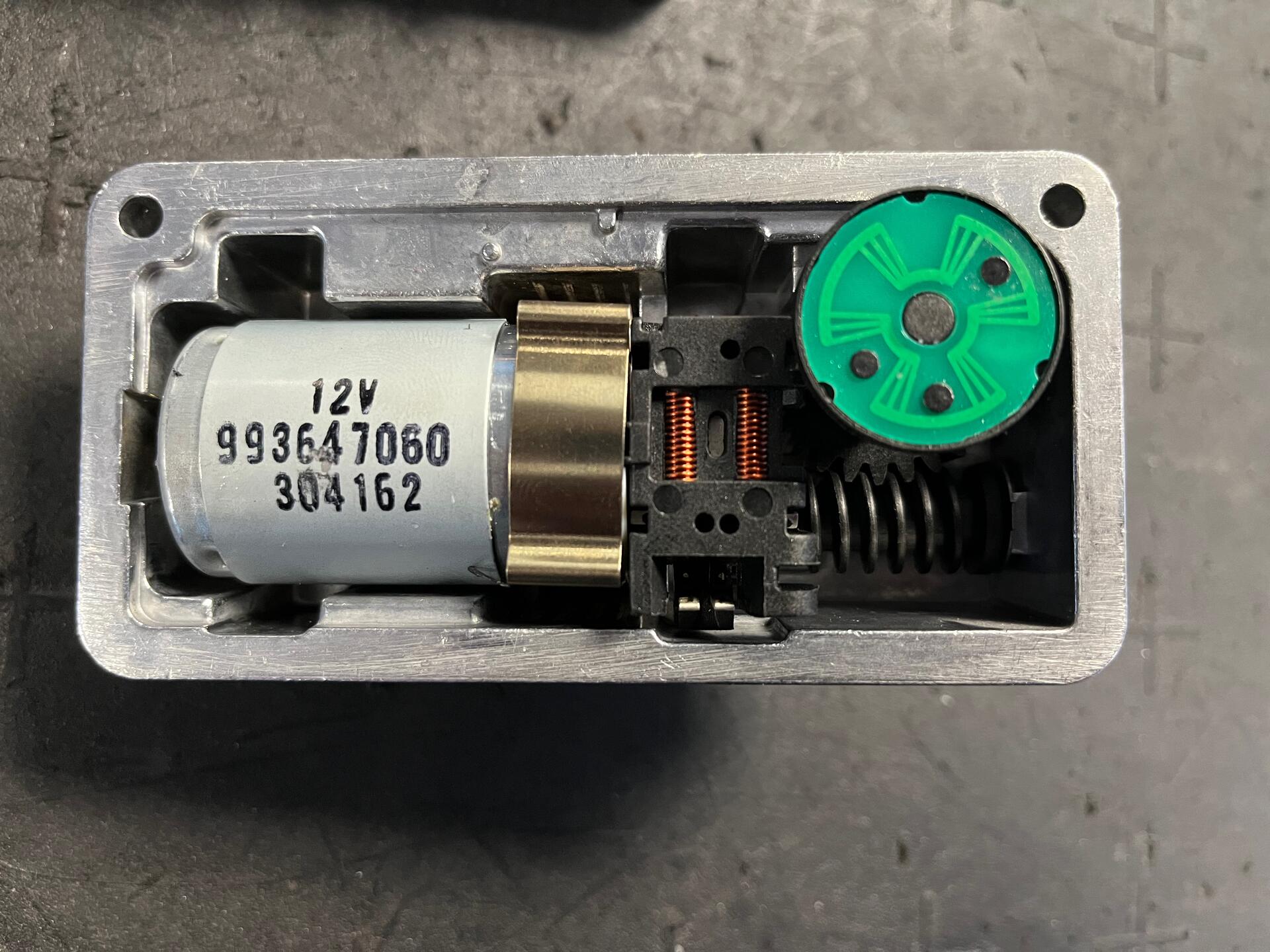 Ovládací část natáčení lopatek, v tomto případě elektronická