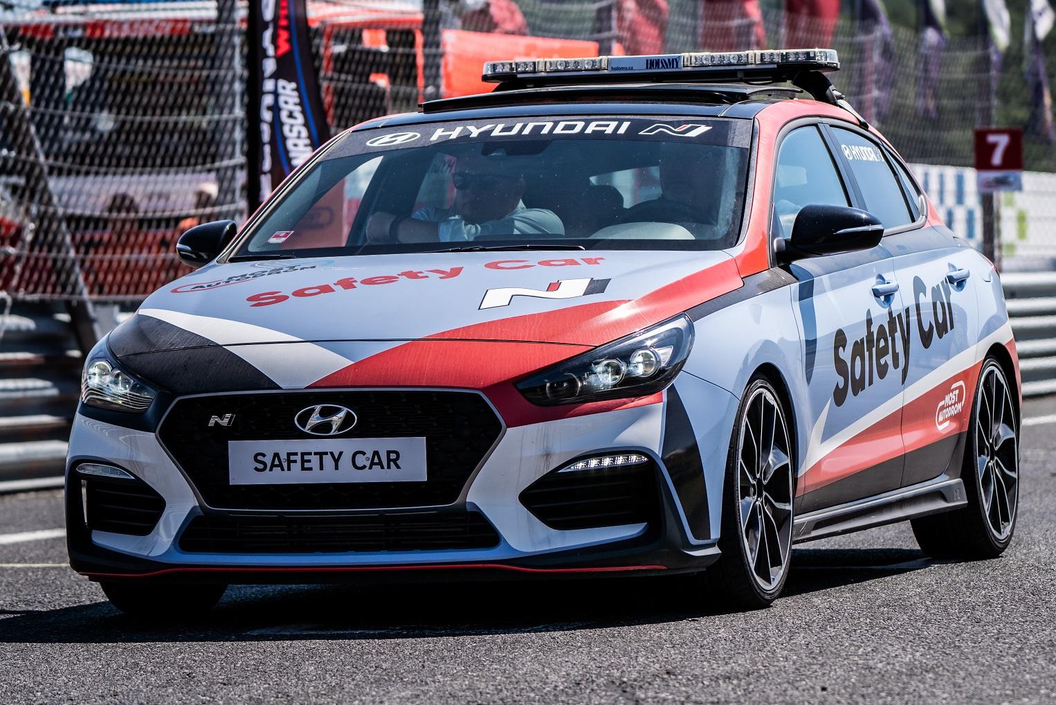 Hyundai i30 N a i30 Fastback N jako Safety Car na mosteckém autodromu Hyundai i30 N a i30 Fastback N jako Safety Car na mosteckém autodromu