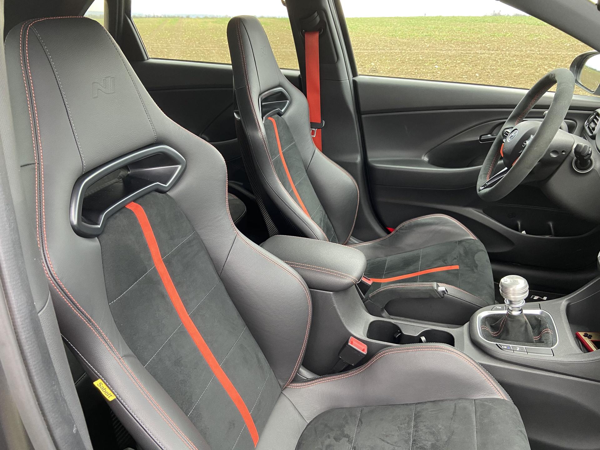 Hyundai i30 N Project C má parádní skořepinové sedačky s červenými pásy