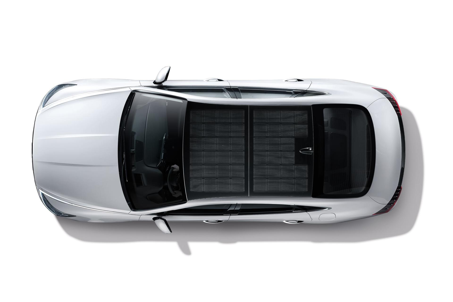 Hyundai Sonata Hybrid se střešními solárními panely