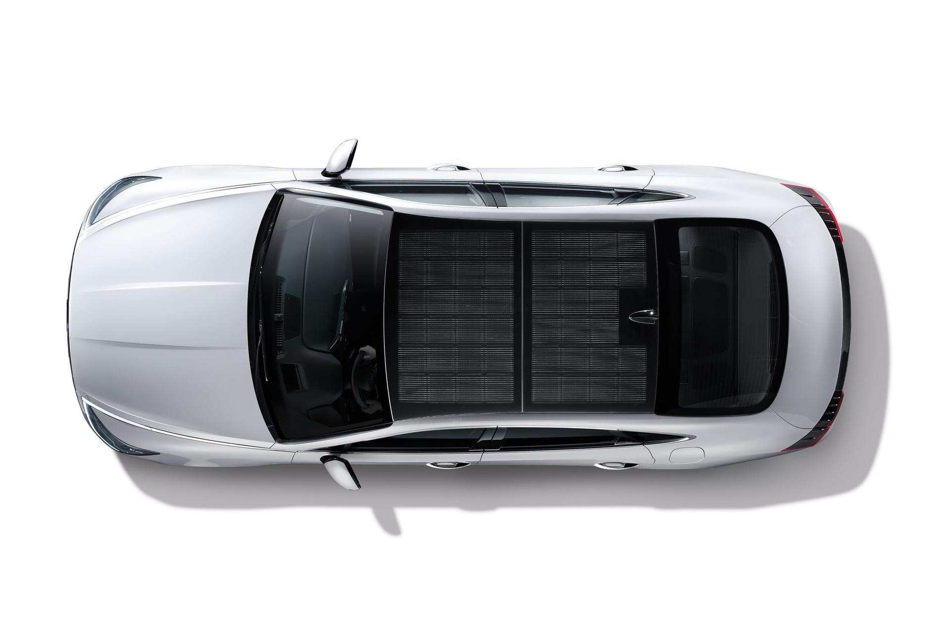 Vůz Hyundai Sonata Hybrid se střešními solárními panely Hyundai Sonata Hybrid se střešními solárními panely