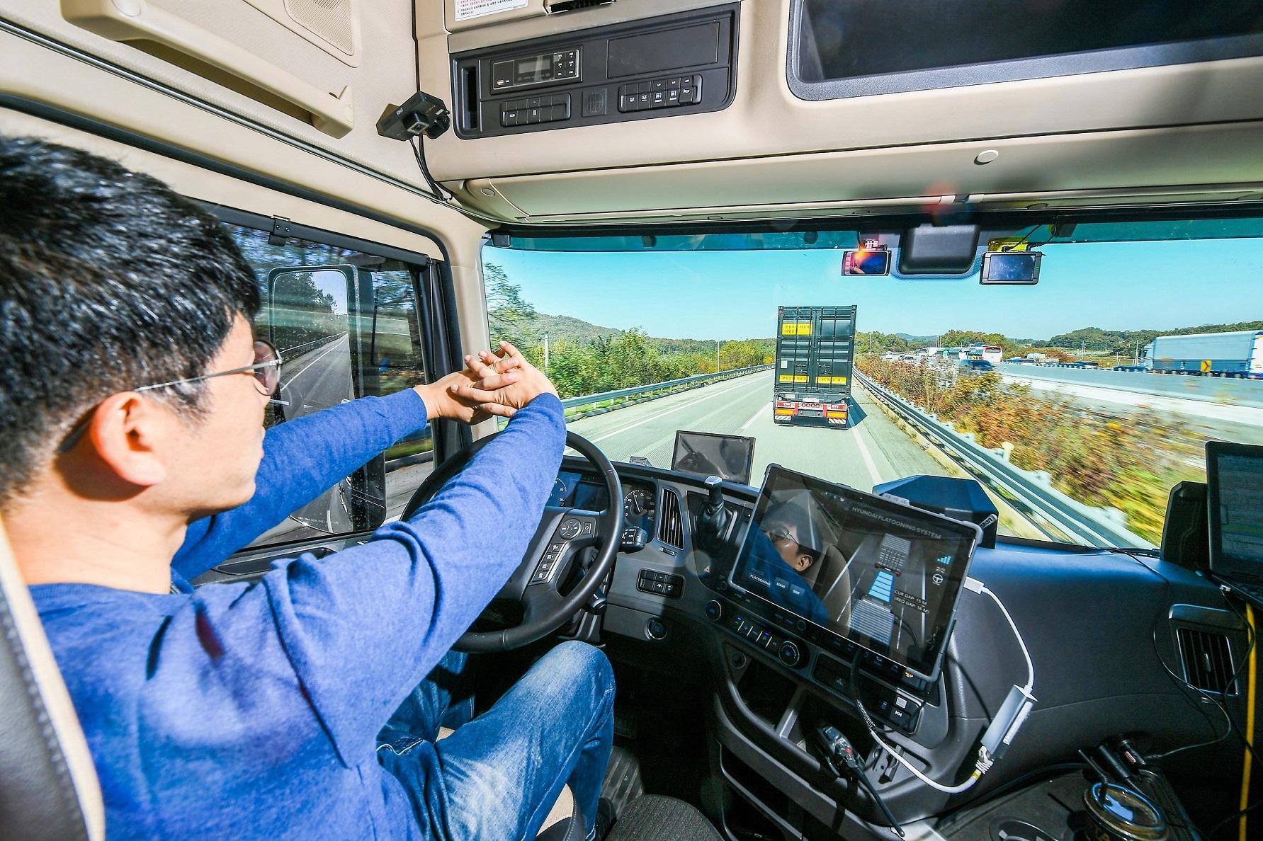 Hyundai úspěšně vyzkoušel autonomní jízdu návěsových souprav v konvoji