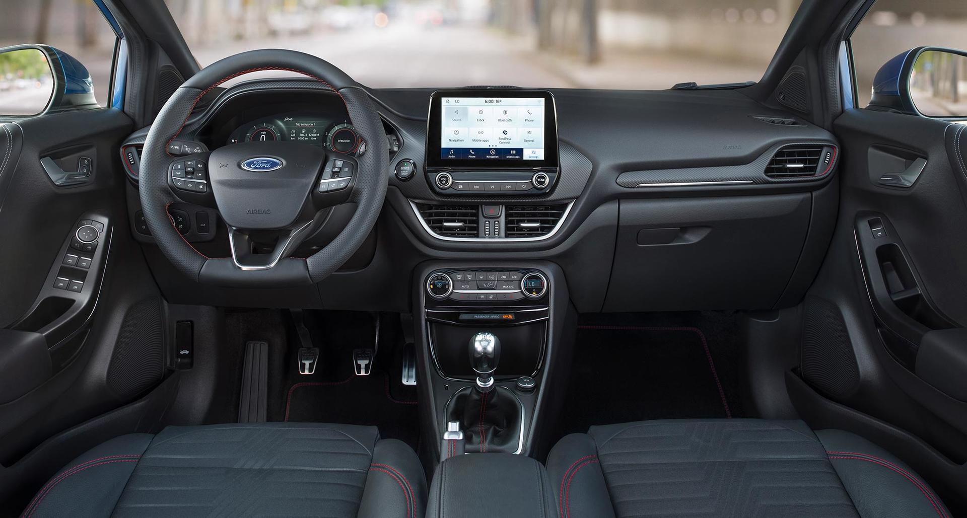 Interiér vozu Ford Puma v černé barvě