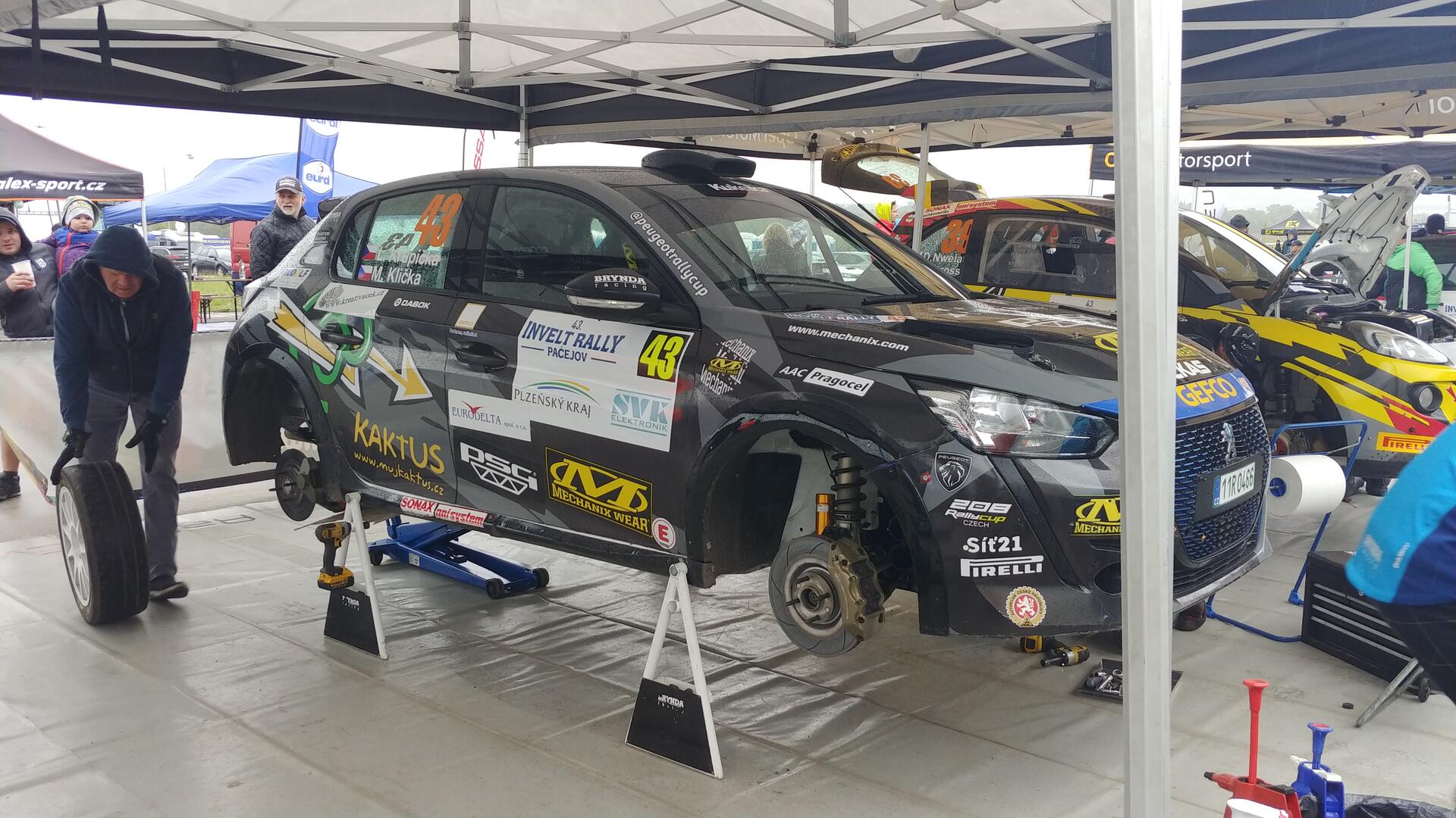 Jak to funguje v zákulisí rally (servisní zóna)