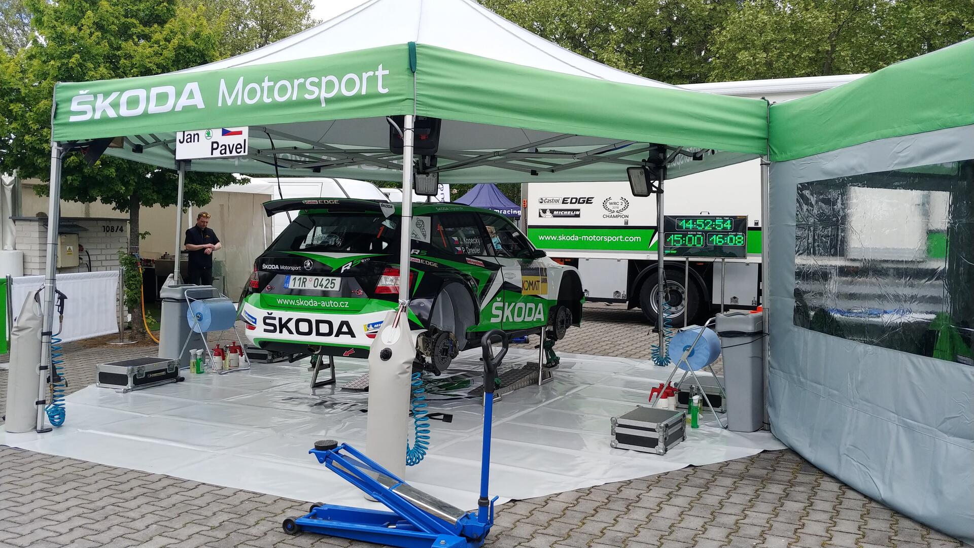 Jak to funguje v zákulisí rally (servisní zóna)