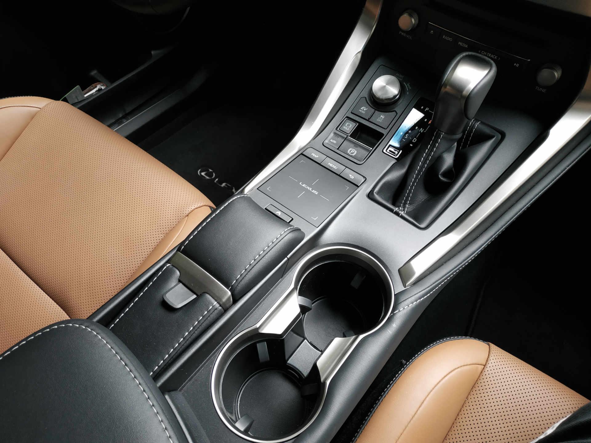 Lexus NX 300h - kožený interiér dává autu rozměr luxusu