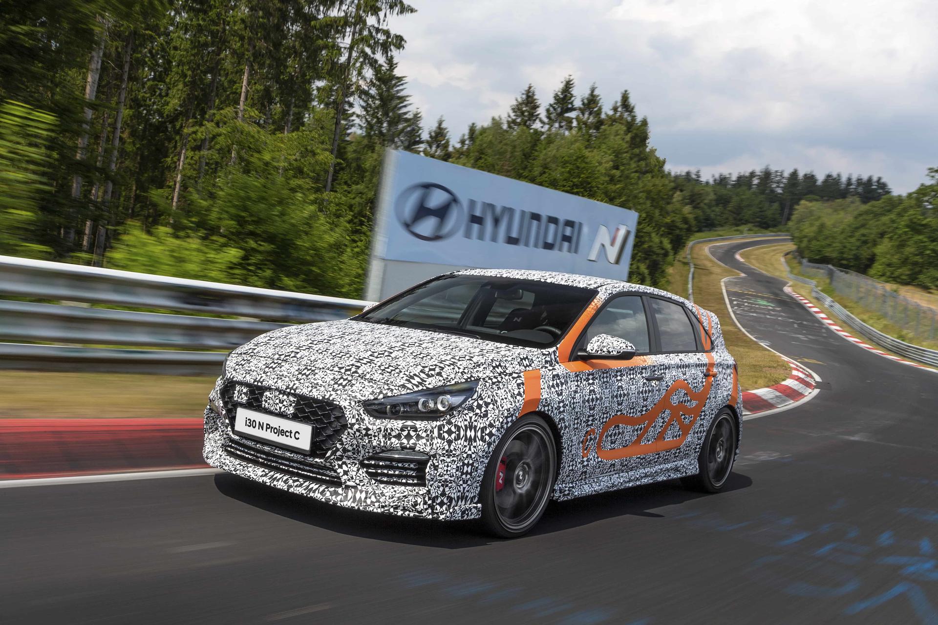 Maskovaný vůz tmavě oranžovými fóliemi Hyundai i30 N Maskovaný vůz tmavě oranžovými fóliemi Hyundai i30 N