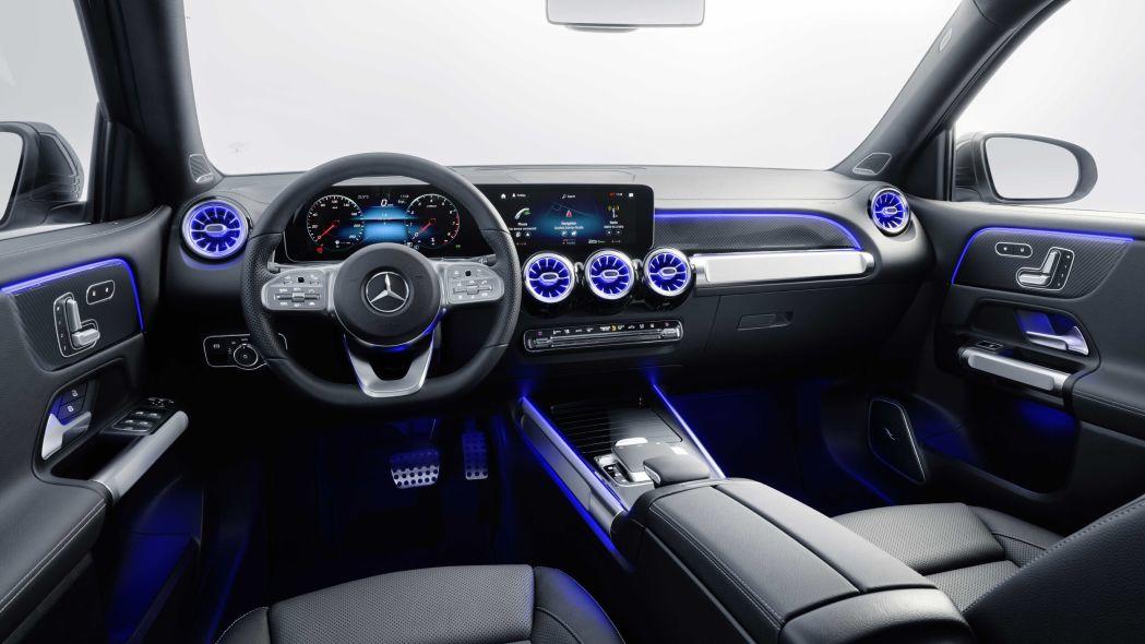 Interiér vozu Mercedes-Benz GLB s palubním počítačem
