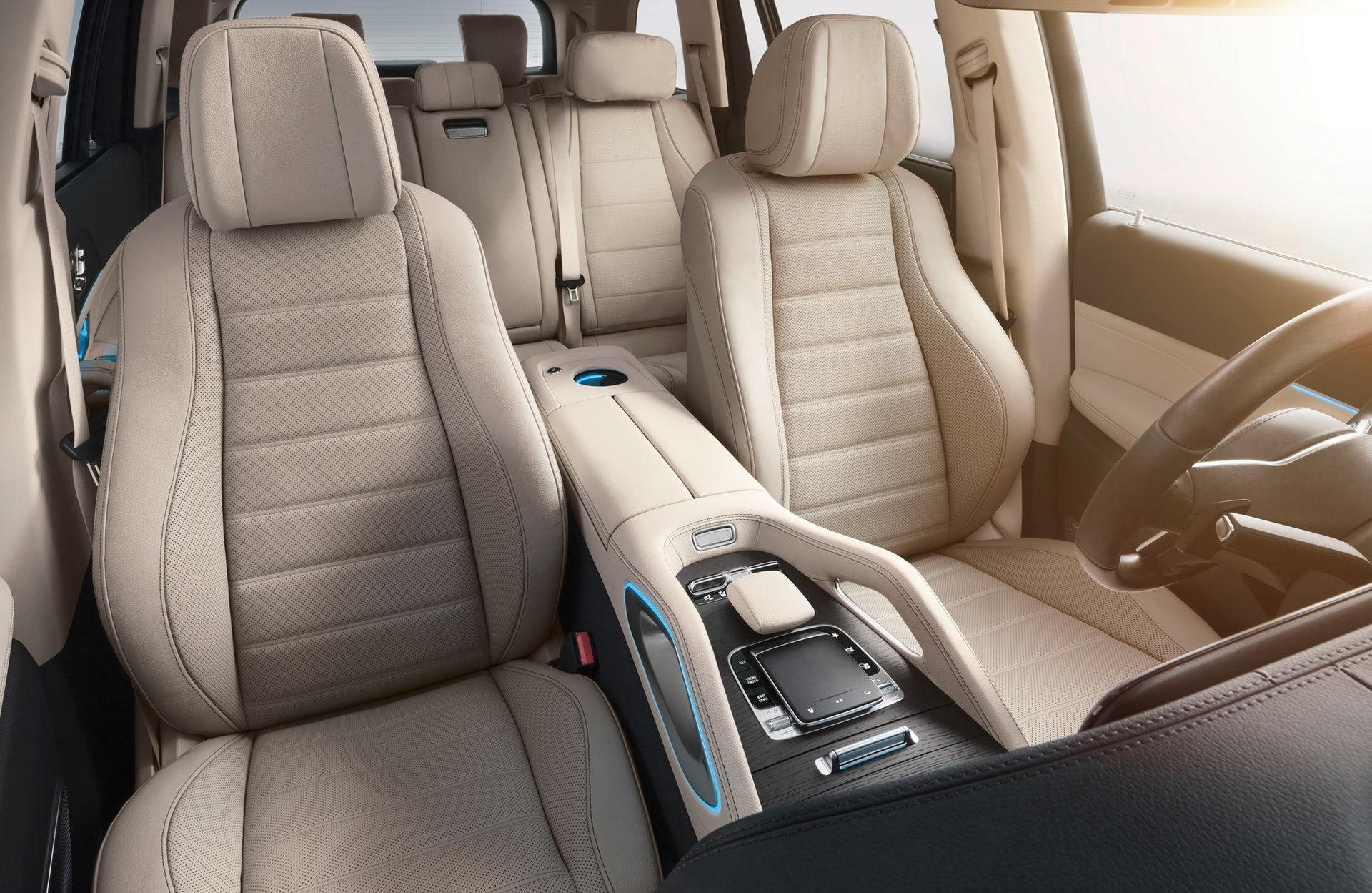 Béžové kožené sedačky v interiéru vozu Mercedes-Benz GLS