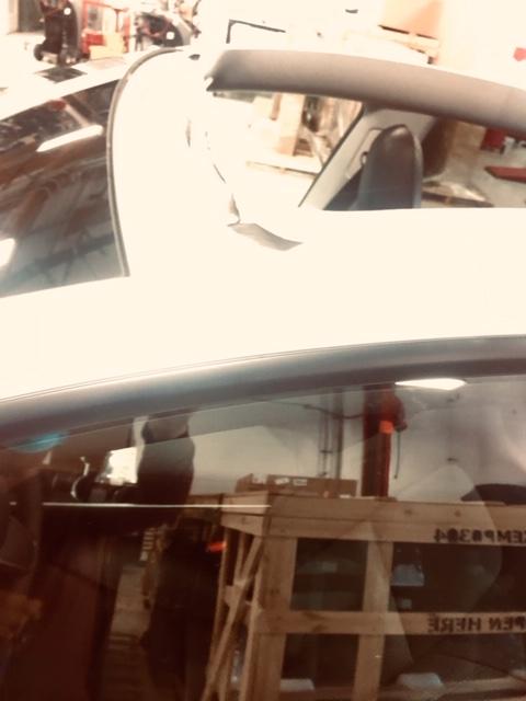 Tesla Model Y bez střechy